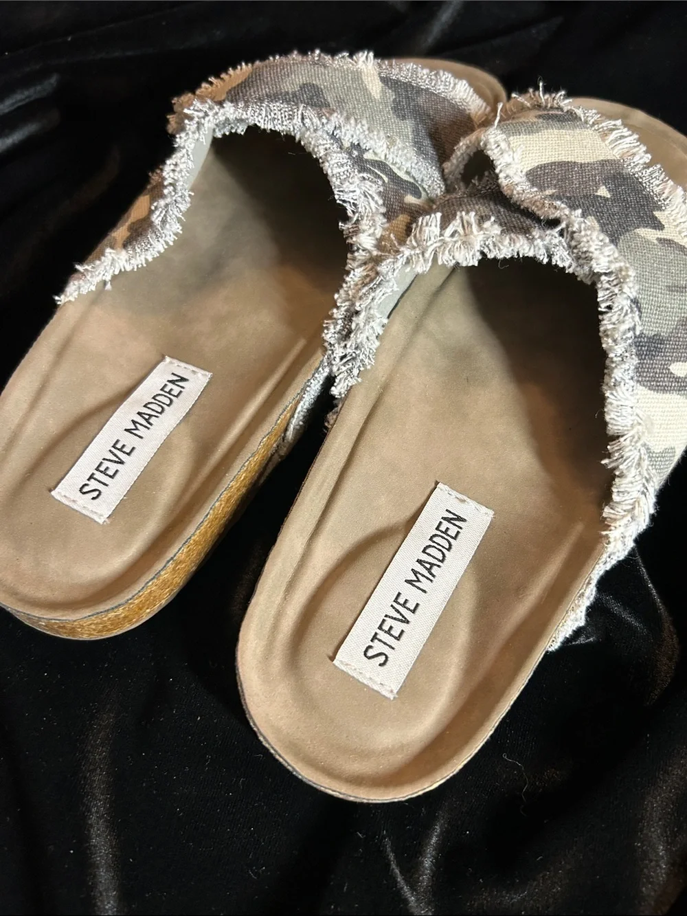 NWOB STEVE MADDEN SLIP ON CAMO SANDALS 5.5